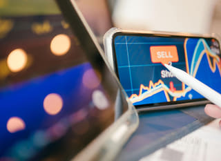 Opções de Bitcoin, Ethereum e forex sendo analisadas por um trader de vários mercados