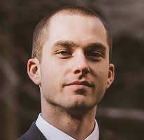 Retrato de Thomas Whitfield, especialista em mercado de criptomoedas e analista de negociações
